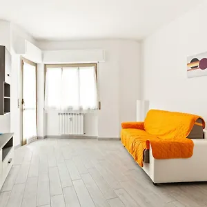  Appartamento Renewed Balcony Flat With Garden Italia